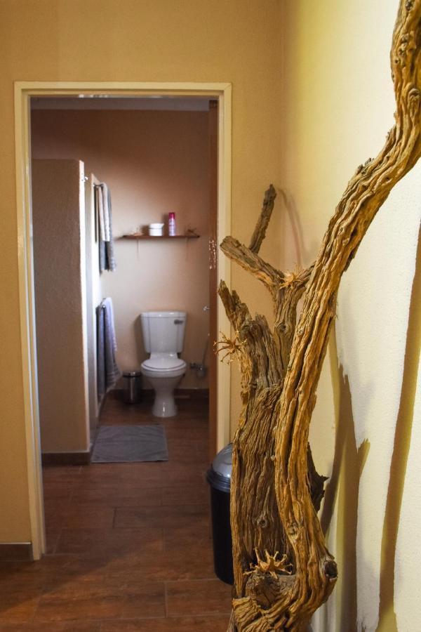 Kamaku Guesthouse Cc Otjiwarongo Ngoại thất bức ảnh
